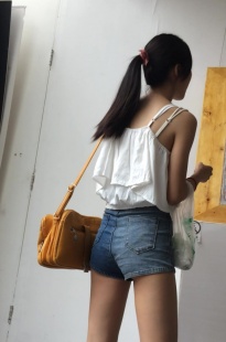 参观展览的长腿热裤美眉[142M/MOV]