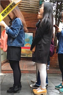 排队的黑丝白SW两个学生美眉[211M/MOV]