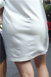 白色短裙内痕MM尽显性感[239M/MP4]