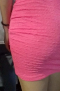 红色包臀裙美眉，前凸后翘[210M/AVI]