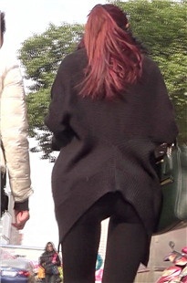 个xing上衣后摆翘起，美眉翘臀一览无遗[207M/MTS]