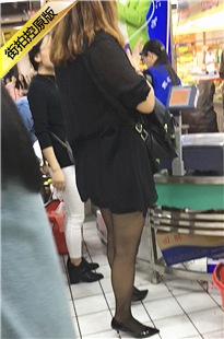 超市拍摄黑丝高跟短裤金发MM[235M/MOV]
