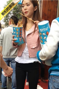 在古街吃着烤串的黑色紧身裤清纯美女[440M/MOV]