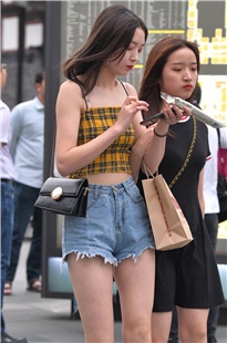 热裤白皙美腿小姐姐3A1656[1.32G]