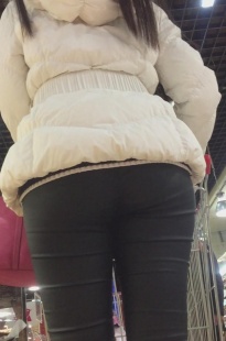 黑色紧身皮裤美女逛超市，包的够紧[1.19G/MOV]