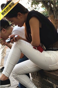 坐姿迷人的紧身白裤美眉吃西瓜[646M/MOV]