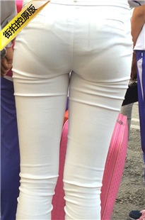 白色紧身裤圆润紧绷翘臀妹子[112M/MOV]