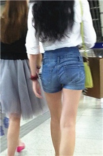 地铁逛街的牛仔热裤美女[103M/MOV]