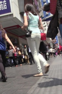 背着单反相机买衣服的极品美女[321M/MTS]