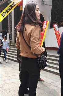 游玩的黑色紧身裤长发极品圆润翘臀美眉[227M/MOV]