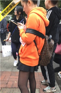 街拍黑丝灰色超短裙妹子[192M/MOV]