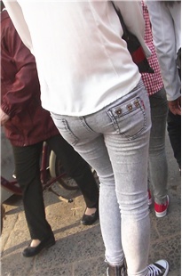 牛仔裤小妹上衣好透啊[123M/MP4]