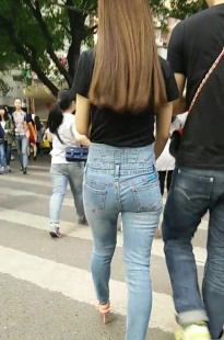 情侣细腰巨臀浅蓝牛女友诱惑扭动[182M/MP4]