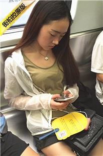 【醉爱作品】地铁上玩手机的长发时尚长腿luo脚美女[179M/MOV]