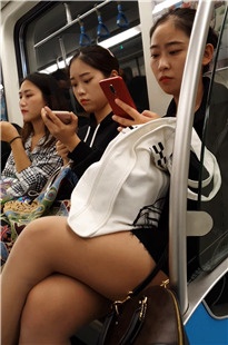 4K-地铁上的极品美女[220M]