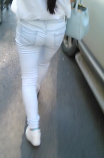 白长裤MM，你喜欢吗[11.6M/MP4]