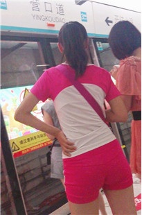 等动车的红色短裤美眉[245M/MP4]