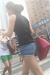 街拍牛仔热裤小辣妹[163M/MP4]