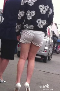 白色热裤美眉内痕也太明显了吧[174M/MOV]