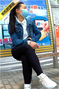 等车的紧身黑裤美眉坐下继续肥臀特写[754M/MP4]