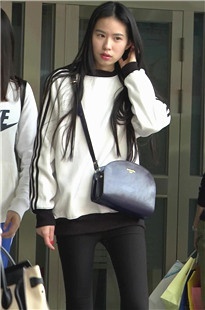 黑色紧身裤美眉[102M/MP4]