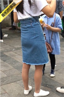 街拍高挑牛仔短裙美眉[131M/MOV]