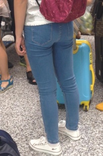 背着双肩包的长牛仔裤小妹[224M/MOV]