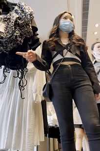 气质的长腿牛仔裤小姐姐KL114[626M]