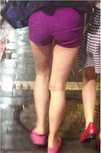 跟拍紫色紧绷热裤、性感圆臀美眉[176M/MOV]