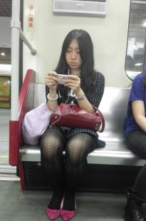 地铁上玩手机的SW美女[5P]