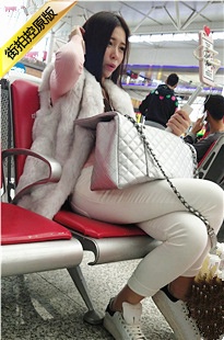 4K-玩手机直播的白色紧身裤长发妹子[1.62G/MP4]