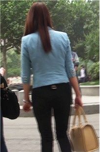 极品紧身黑裤圆臀美眉[285M/MTS]