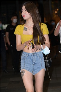 热裤大长腿俩闺蜜3A6917[2.83G]