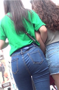 紧绷牛仔裤MM和热裤翘臀闺蜜逛街[561M/MTS]