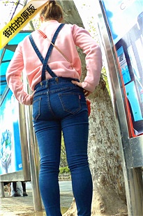 等车的粉衣紧身背带蓝牛翘臀小妹[132M/MP4]