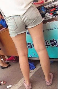 买鞋的性感翘臀热裤MM [135M/MP4]