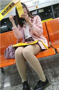 地铁站肉丝粉衣美眉在梳妆[577M/MP4]