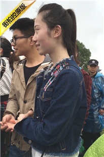 和男友手牵手的白色紧身裤美眉饱满翘臀[390M/MOV]