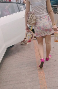 花裙包臀短裙MM，罩痕明显[98.3M/MP4]