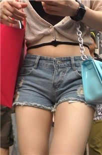 【幽明作品】性感包臀牛仔短裤美女[MP4/1GB]