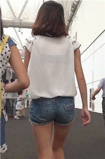 卷发牛仔热裤MM和闺蜜们逛车展[205M/AVI]