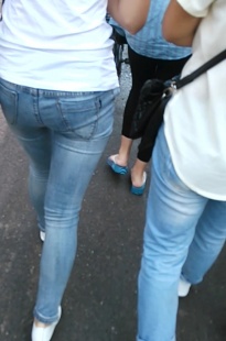 跟拍两个牛仔裤妹纸[20.6M/MP4]