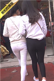 一黑一白两紧身裤美眉，紧绷身材惹人犯罪[137M/MTS]