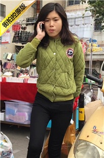 打电话的黑色紧身裤小妹[338M/MOV]