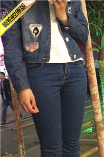紧身牛仔裤MM，前三角区暴路[238M/MOV]