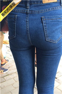 超紧牛仔苹果大宽臀美女在等车[512M/AVI]