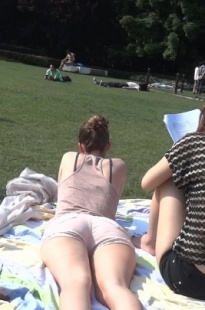 紧臀热裤美女在公园享受日光浴[45.1/MP4]