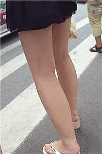 过马路跟拍白腿MM [66M/MP4]