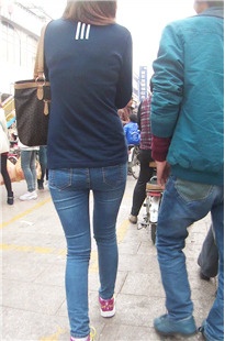 逛街的细腿蓝色牛仔裤小臀美眉[149M/MP4]