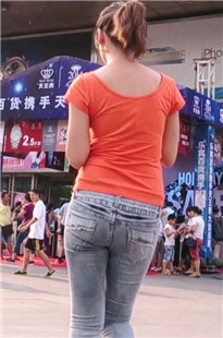 红衣牛仔裤MM走起路来PP扭呀扭[128M/MP4]